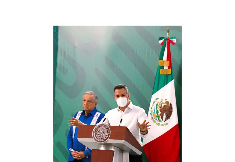 Murat durante la conferencia de AMLO