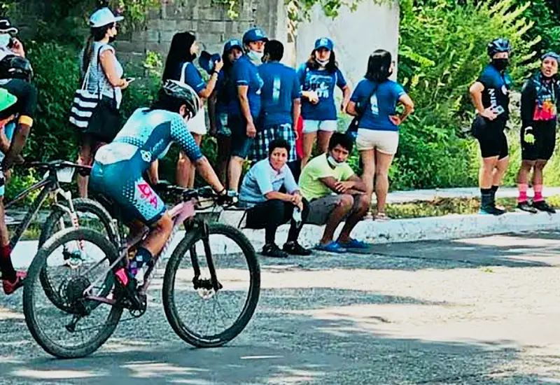 Cladia García conduciendo bicicleta
