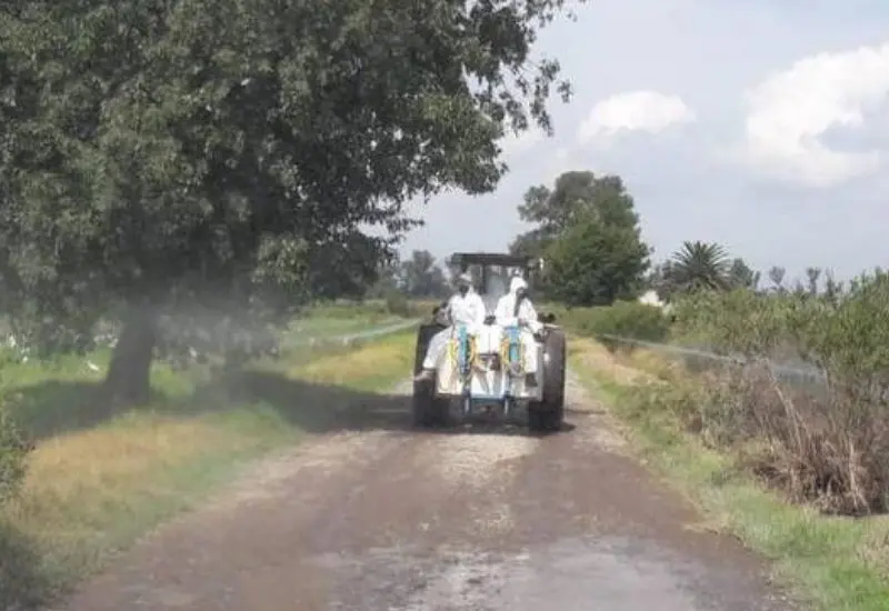 Tractor en camino de tierra