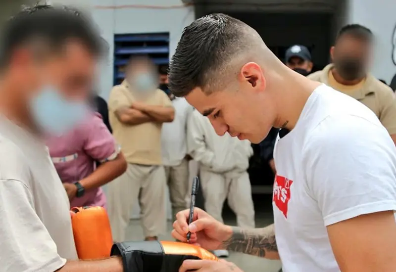 El boxeador Sergio Chirino Jr realiza labor social en los reclusorios de Oaxaca