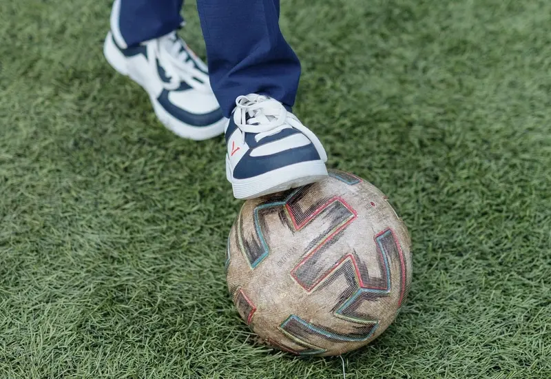 Persona pisando balón de futbol