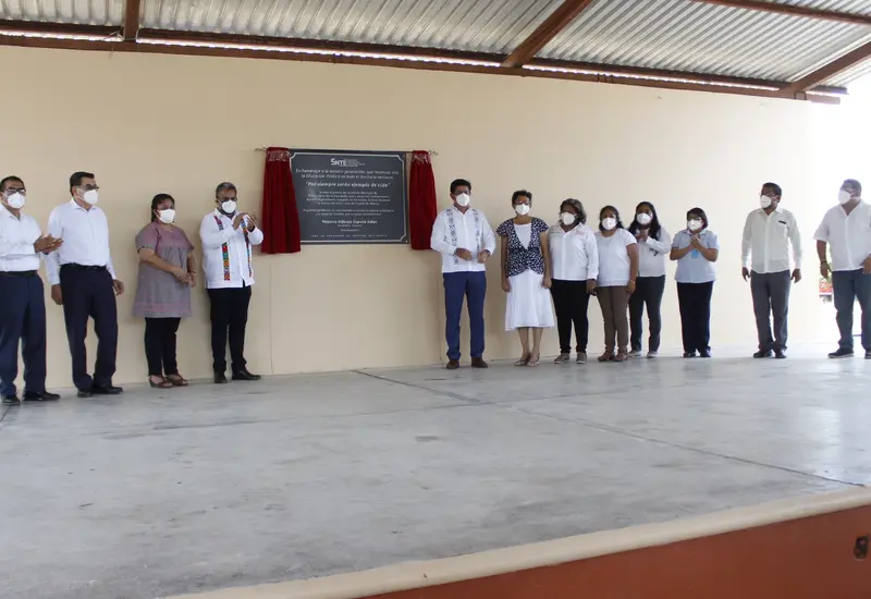 En la Escuela Primaria Macedonio Alcalá de Loma Bonita se hizo el reconocimiento a las y los maestros que siguen dando clases durante la pandemia.