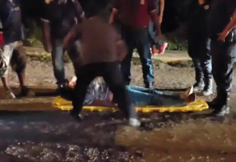  La ayuda por parte de los socorristas fue rápida y oportuna para trasladar al hospital a la lesionada.