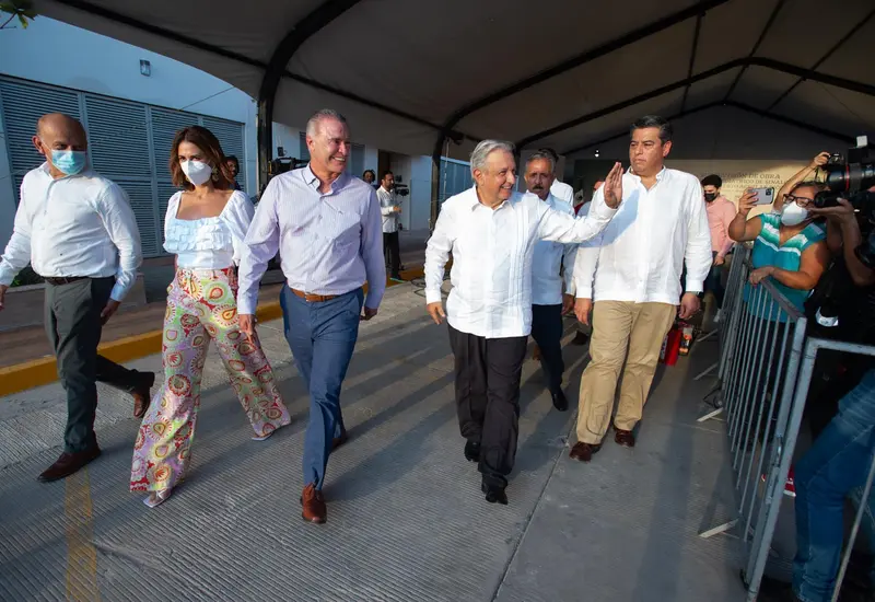 López Obrador dijo que es una pena que los trabajadores de la construcción ganen menos que los altos funcionarios.  (Agencias) 
