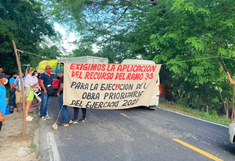 El grupo de pobladores interrumpió la circulación en la vía federal 200.