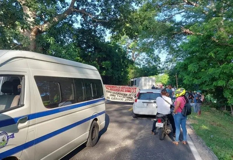  Dos días permaneció el bloqueo de la carretera federal Costera. 