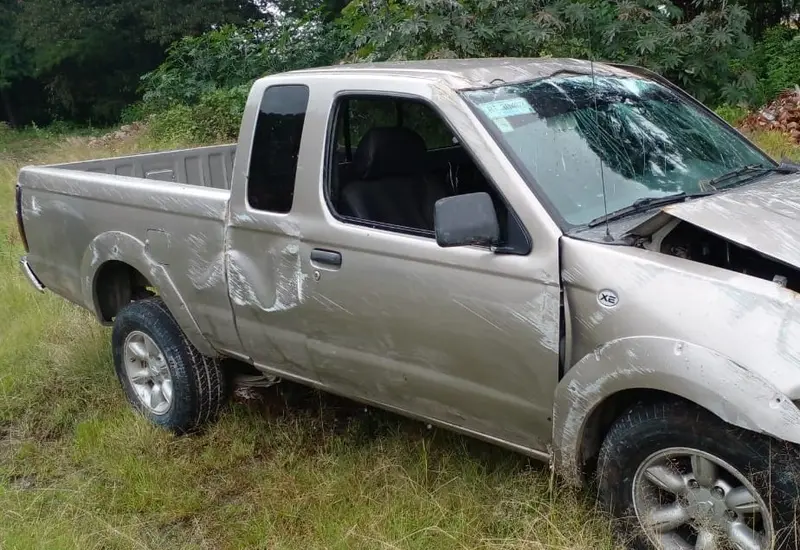La camioneta marca Nissan, tipo Frontier fue localizada abandonada en una de las calles de Tlaxiaco.
