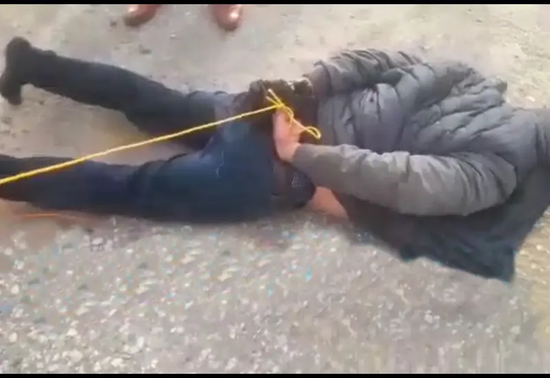 El presunto cristalero fue sometido por un grupo de personas.