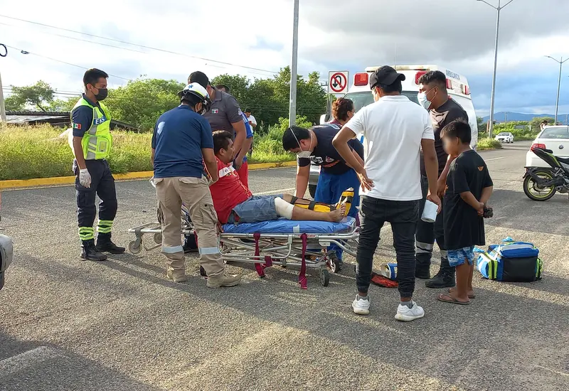 Los socorristas atendieron a los lesionados y los trasladaron a un hospital privado de Salina Cruz.