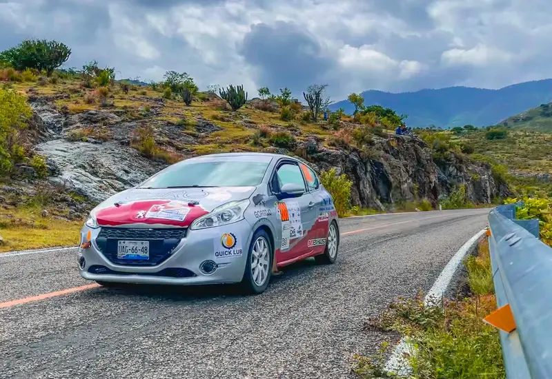 A bordo del auto que lleva por nombre Garo, los oaxaqueños Edgar Ziga y Jesús García participarán en el Rally Patrio 2021.