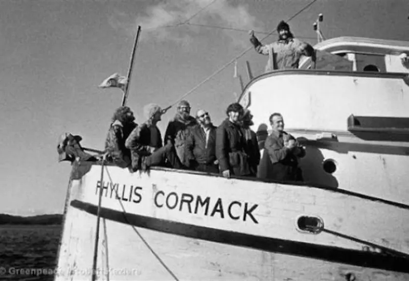 Los miembros de Greenpeace a bordo del Phyllis Cormack 