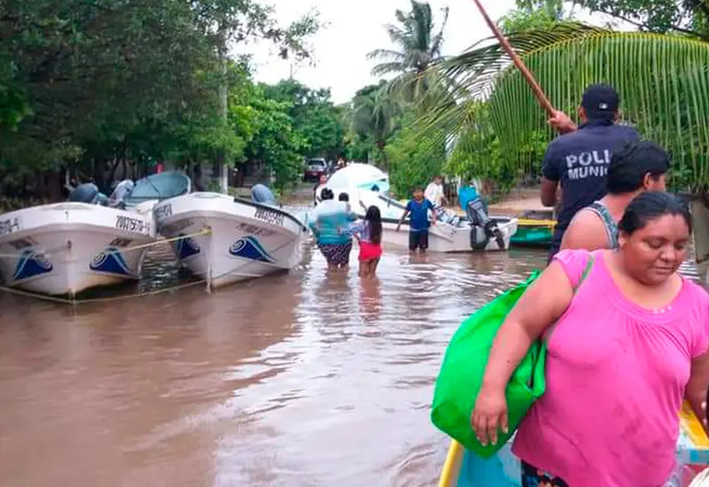 El agua alcanzó más de un metro en el interior de las casas en Playa Vicente.