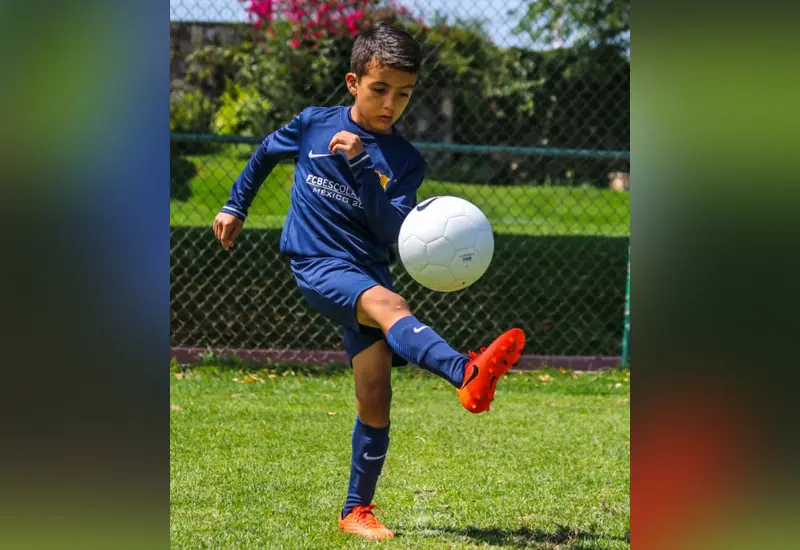  Javier de Jesús Villalobos Romero disfruta jugando el balón. 