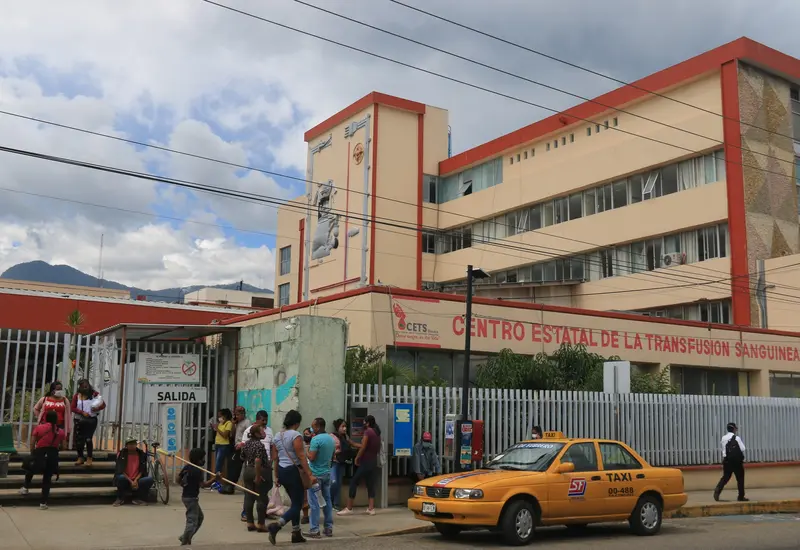 Temen que la baja de trabajadores repercuta en los servicios que se otorgan en clínicas y hospitales. Foto: Mario Jiménez Leyva