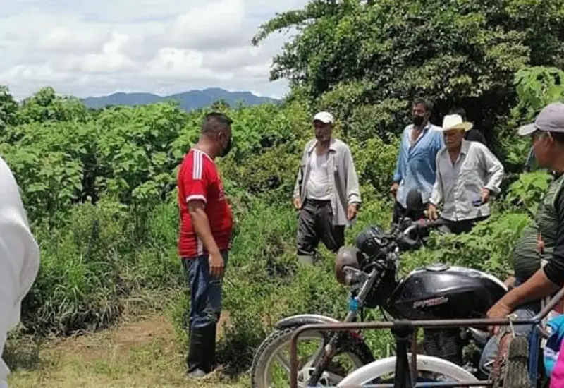 A través de una vereda entre la abundante maleza, los rescatistas y lugareños lograron llegar hasta donde el anciano estaba atrapado.
