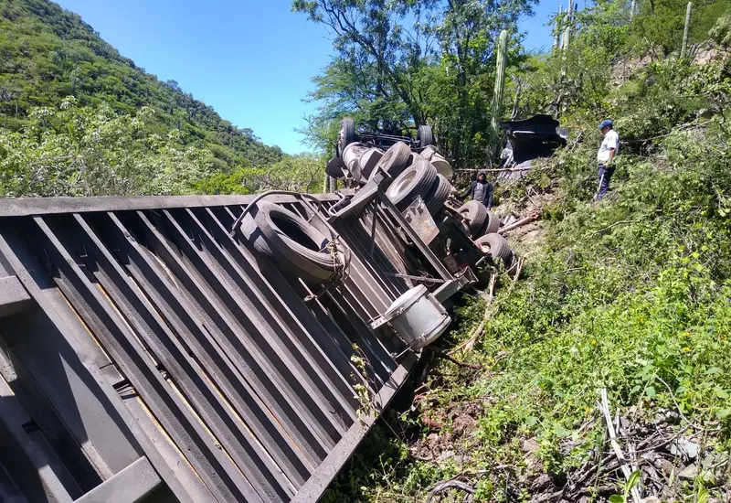 El pesado camión quedó unos 50 metros fuera de la carretera.