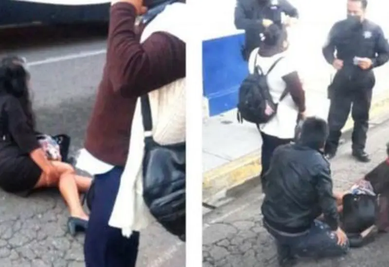 La dama quedó tendida en el pavimento tras ser arrollada por el motociclista.