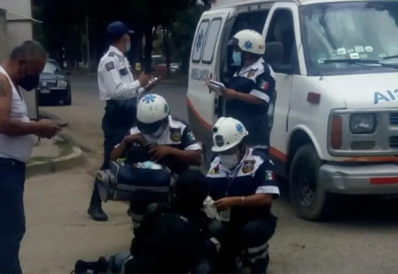 Personal brinda atención médica a persona accidentada