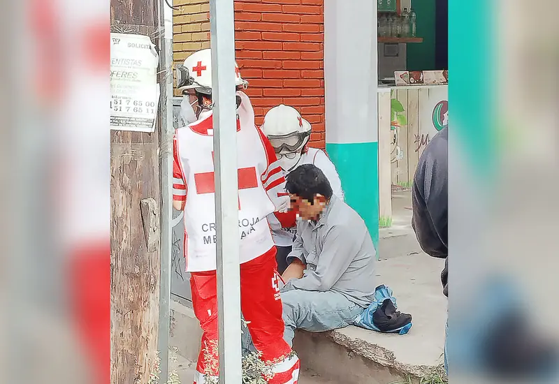 Paramédicos de la Cruz Roja atendieron al lesionado.