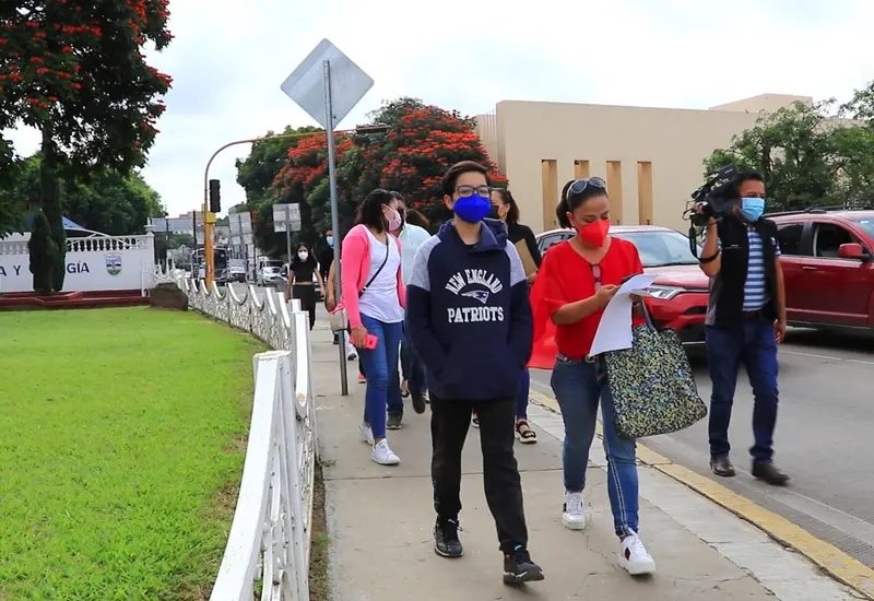 Adolescentes y familiares en jornada de vacunación