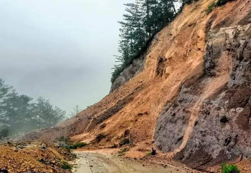 Derrumbe ocasionado por lluvia en Oaxaca