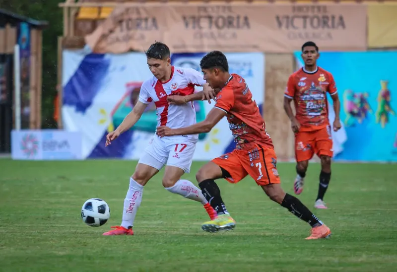 Alebrijes de Oaxaca jugando futbol