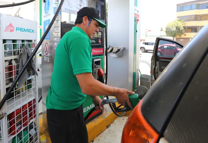 Hombre cargando combustible