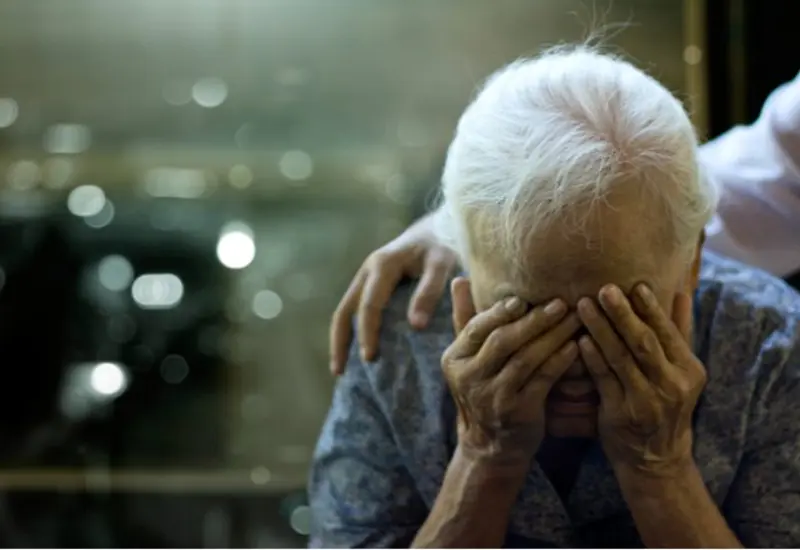 Mujer de la tercera edad llorando
