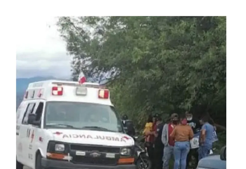 Ambulancia auxilia a motociclista derrapado