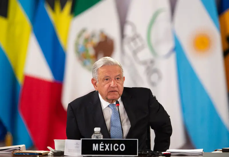 AMLO con banderas de fondo en la CELAC