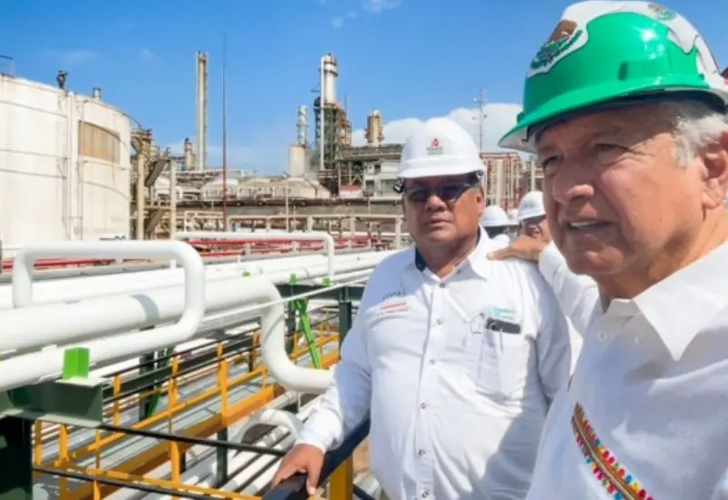 López Obrador en visita a las refinerías