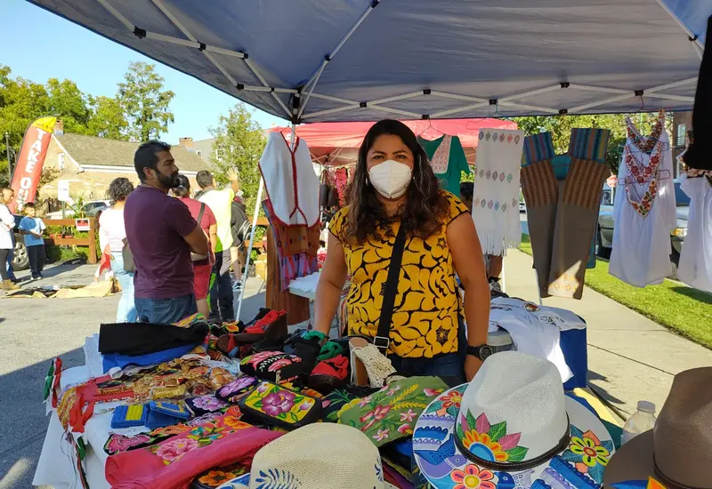 Mujer vendiendo productos artesanales en la unión americana