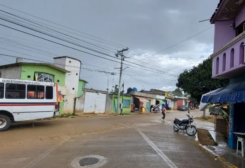 Calle con autobús pasando 