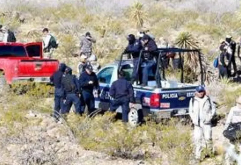 Policías investigando crimen.