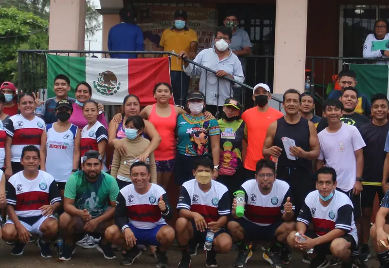 Atletas oaxaqueños participan en carrera