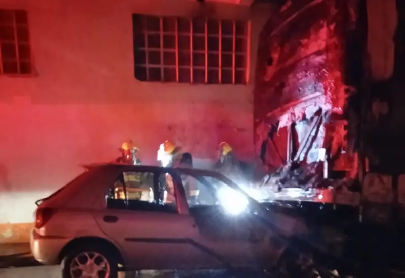 auto se impacta contra camión