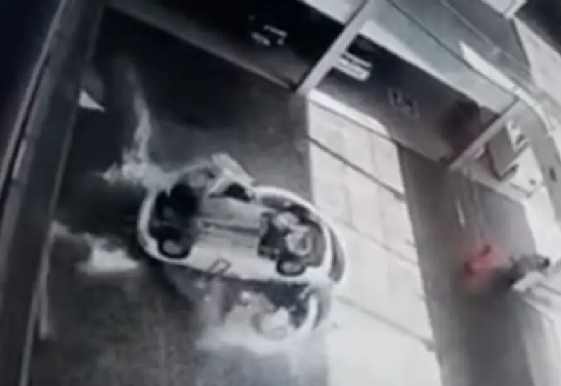 Al parecer, el accidente fue provocado por uno de los trabajadores de la concesionaria.