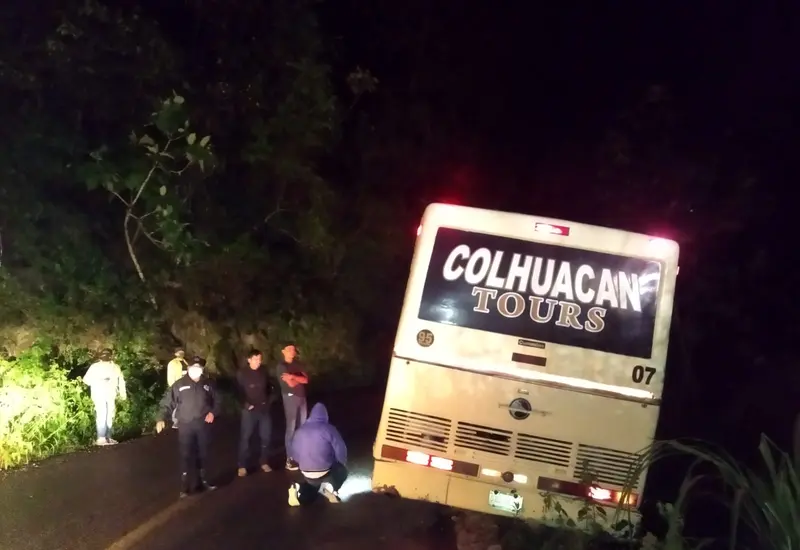 Autobús a punto de volcar