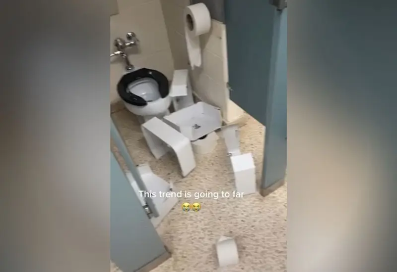 Captura de Tik Tok  de baño destruido