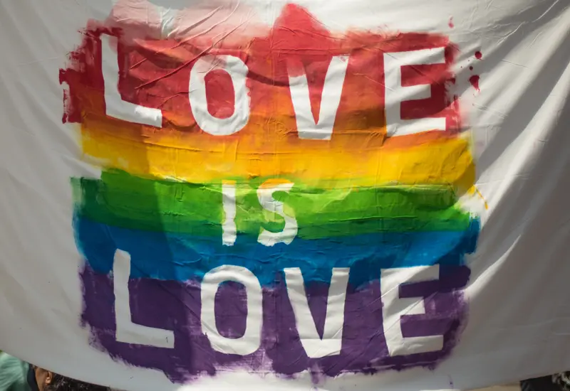 Bandera LGBTTTIQ con mensaje 