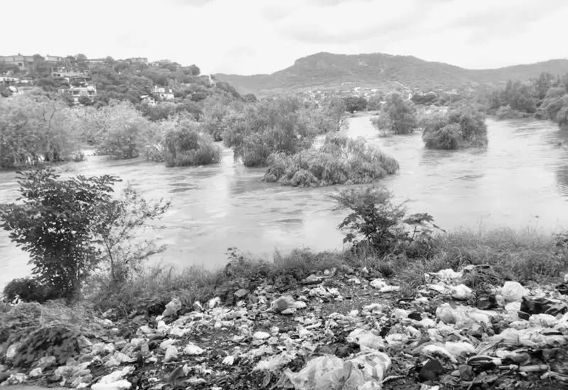 Basura acumulada en río