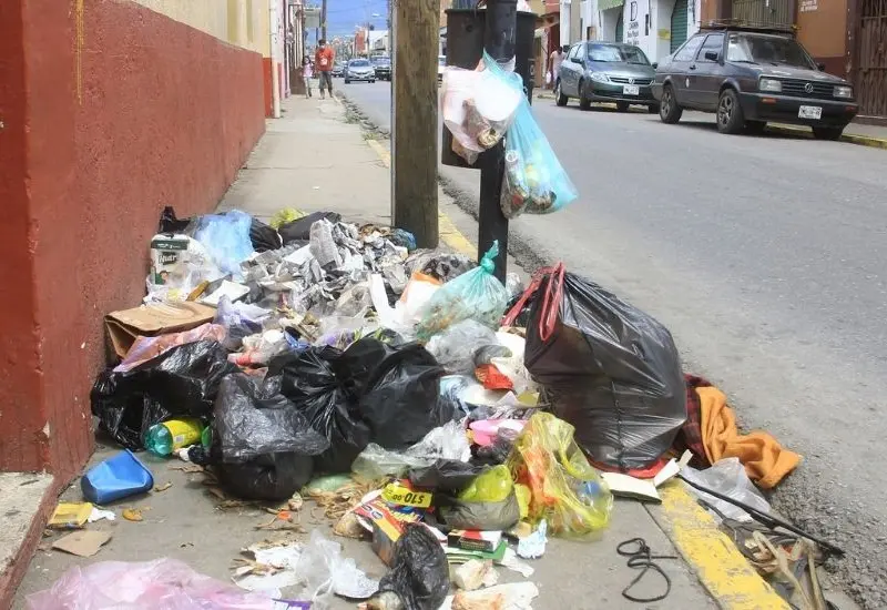 Basura tirada en las calles de Oaxaca