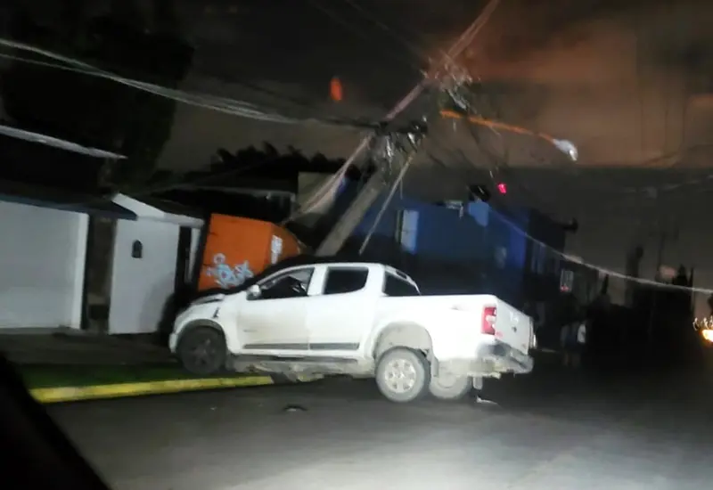 Camioneta choca contra poste 