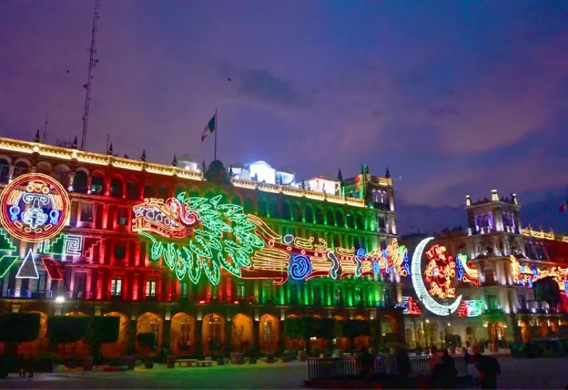 Zócalo de la Ciudad de México adornado