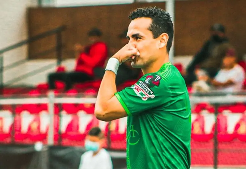 Jugador de Chapulineros celebrando