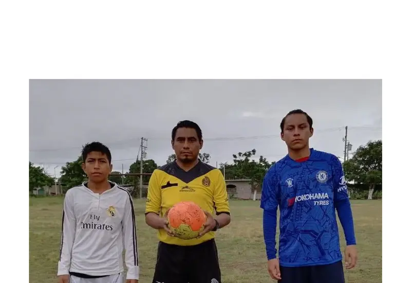 jugadores y arbitro previo a partido