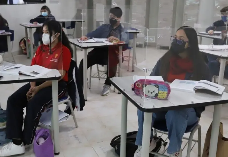 Alumnos en escuelas durante clases presenciales.