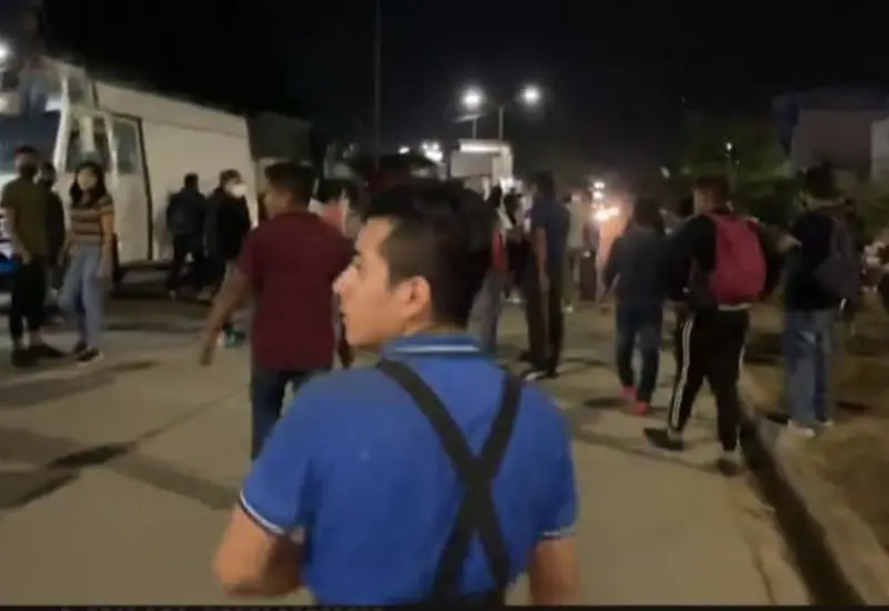 Grupo de personas reunidas en la calle
