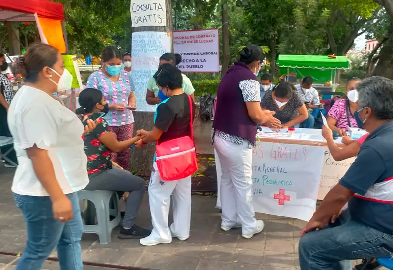 Doctores se manifiestan dando consultas gratis