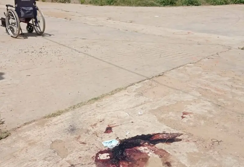 silla de ruedas y mancha de sangre